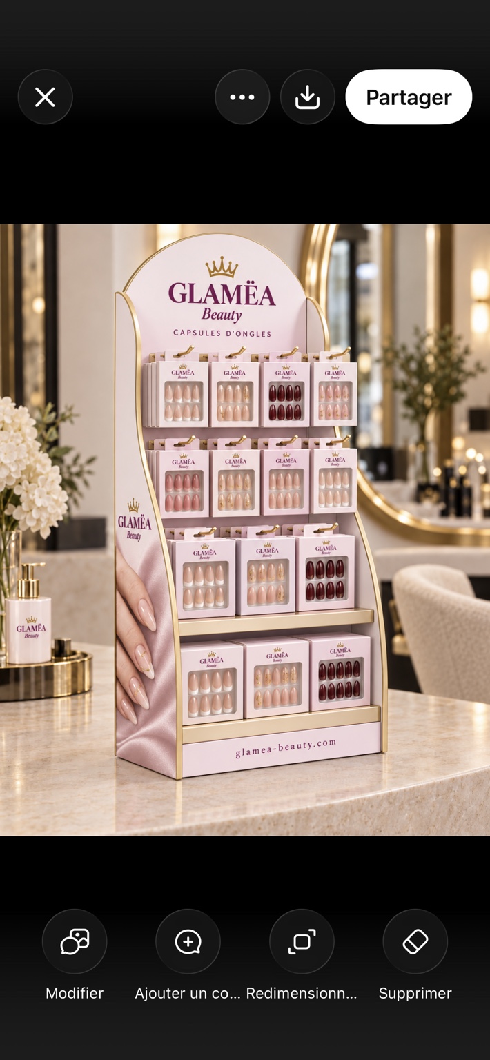 Présentoir GLAMËA L’Arche : dosseret arrondi rose pâle et or, quatre niveaux avec crochets et étagères.